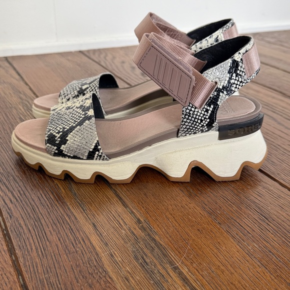 Sorel kinetic impact sandals size 9 - Picture 3 of 5